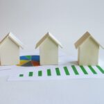 Crowdfunding immobilier Belgique 2026 — maquettes de maisons et graphiques de rendement / crowdfunding vastgoed België 2026