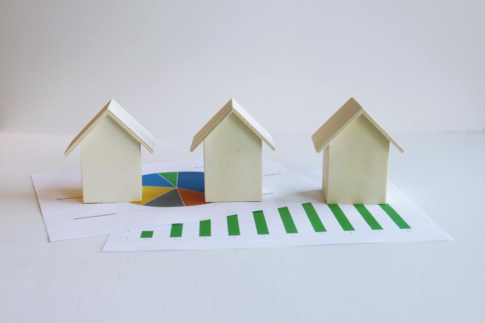 Crowdfunding immobilier Belgique 2026 — maquettes de maisons et graphiques de rendement / crowdfunding vastgoed België 2026