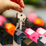 Devenir propriétaire sans crédit en Belgique 2026 : 7 alternatives au prêt hypothécaire Devenir propriétaire sans crédit en Belgique 2026 — clés et maisons miniatures — Eigenaar worden zonder krediet in België