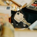 Loyer impayé en Belgique : que faire et comment récupérer votre dû (2026) Loyer impayé en Belgique : clés de maison, billets en euros et calculatrice symbolisant un investissement locatif - onbetaalde huur in België
