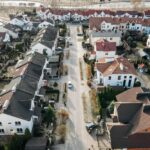 Trouble de voisinage en Belgique : vos droits et recours en 2026 Trouble de voisinage en Belgique : quartier residentiel avec maisons voisines / Burenhinder in Belgie: woonwijk met naburige woningen