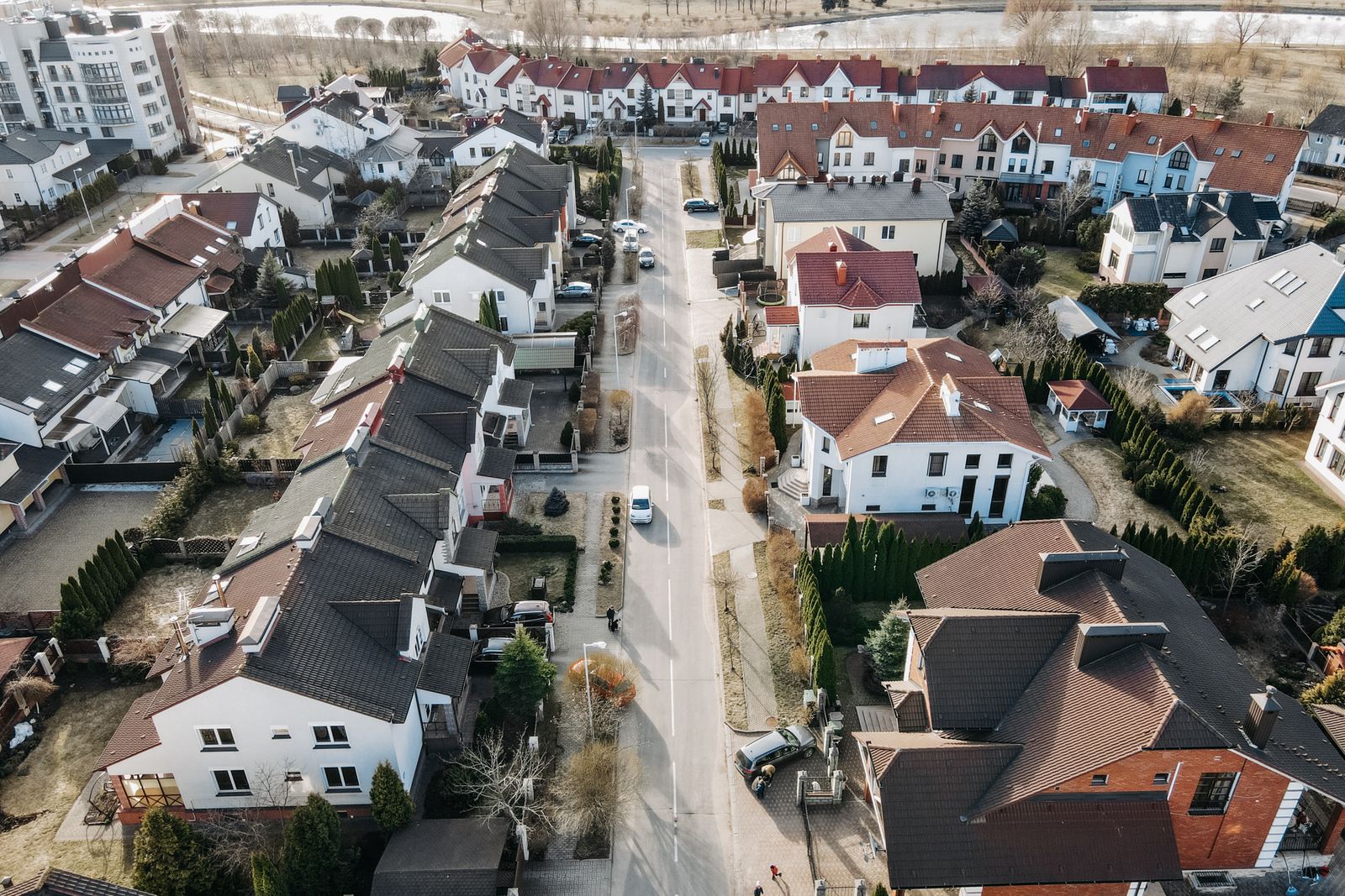 Trouble de voisinage en Belgique : quartier residentiel avec maisons voisines / Burenhinder in Belgie: woonwijk met naburige woningen