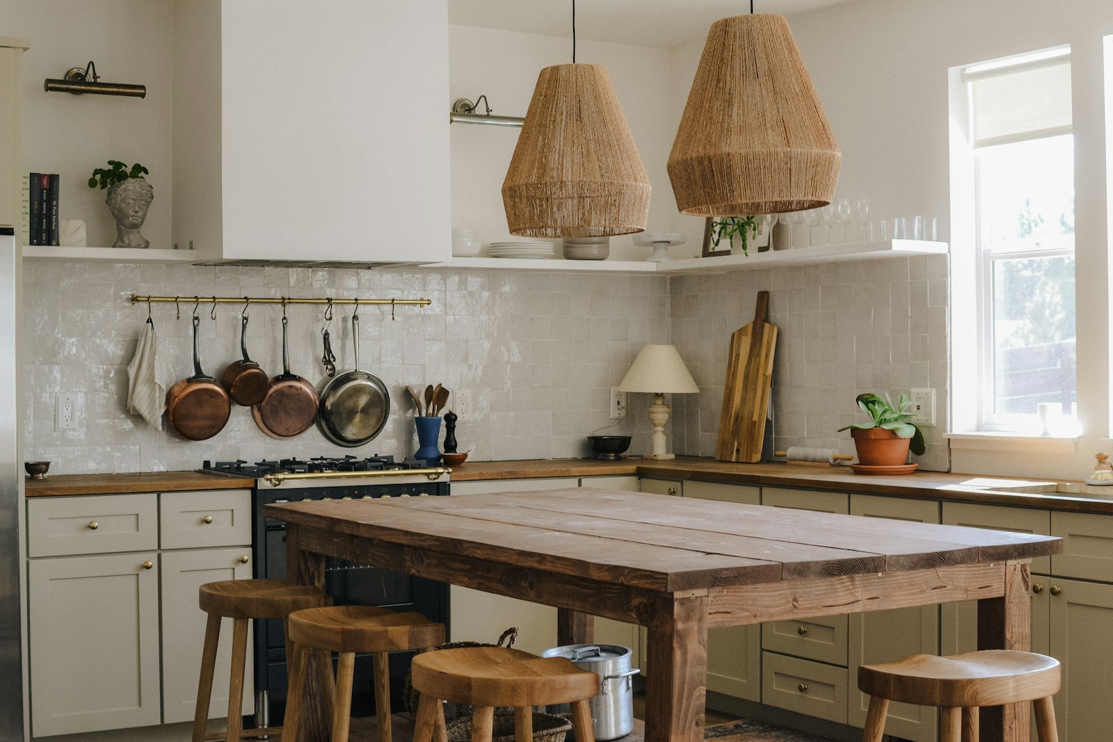 Landelijke keuken met houten tafel en koperen pannen
