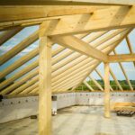 Rénovation toiture en Belgique : prix, primes et permis en 2026 Rénovation toiture en Belgique - charpente en bois d une maison / Dakrenovatie in België - houten gebinte