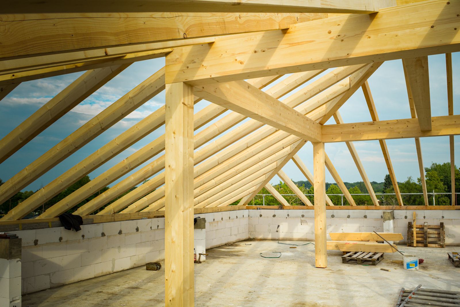 Rénovation toiture en Belgique - charpente en bois d une maison / Dakrenovatie in België - houten gebinte