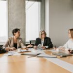 Assemblée générale de copropriété en Belgique : le guide 2026 Assemblée générale copropriété en Belgique : réunion des copropriétaires autour d une table — Algemene vergadering mede-eigendom in België