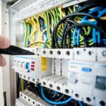 Contrôle installation électrique en Belgique : le guide RGIE 2026 Contrôle installation électrique en Belgique : inspection d'un tableau électrique par un électricien — keuring elektrische installatie in België