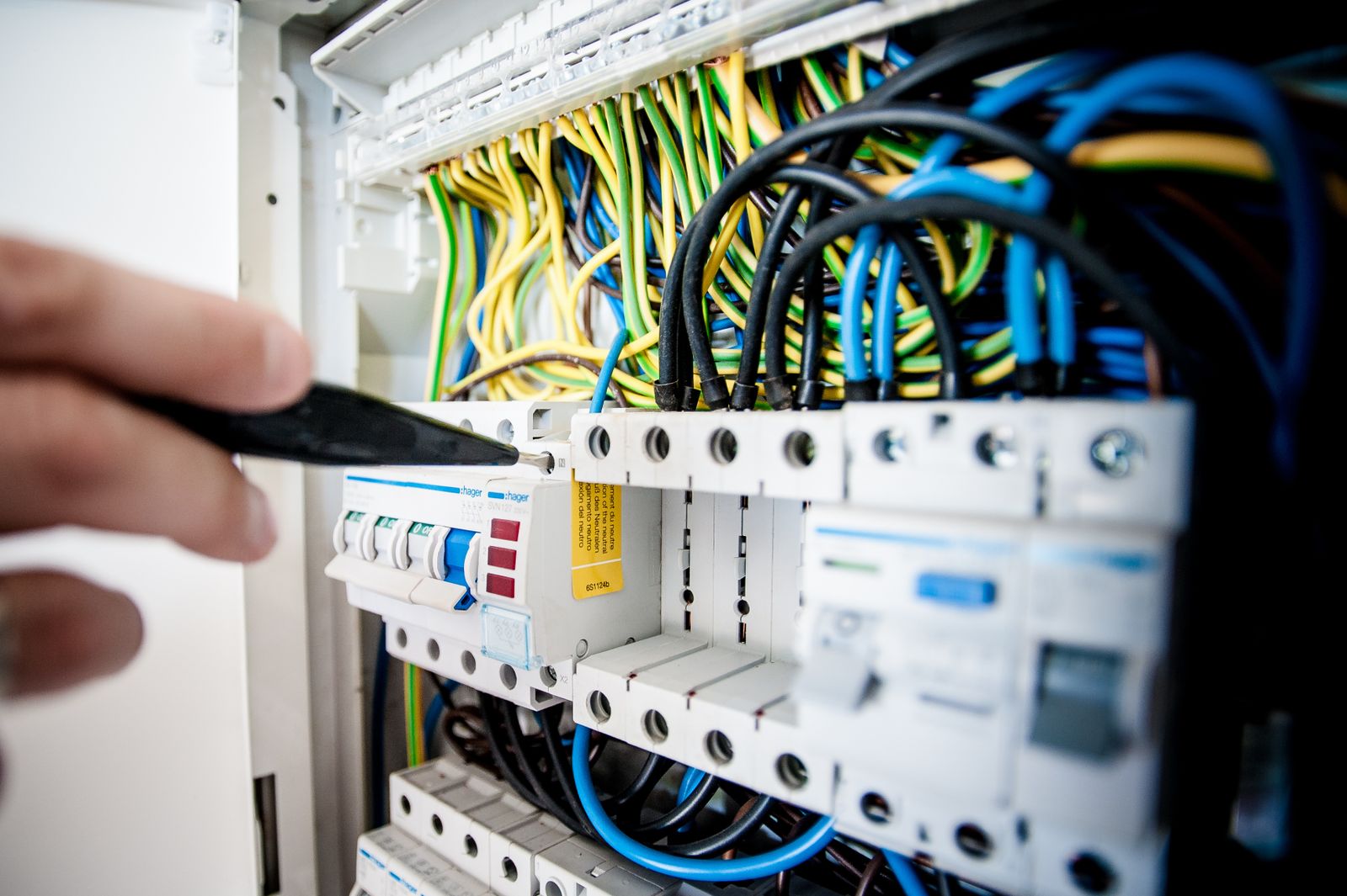 Contrôle installation électrique en Belgique : inspection d'un tableau électrique par un électricien — keuring elektrische installatie in België