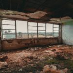 Logement insalubre en Belgique : droits, recours et normes 2026 Logement insalubre en Belgique : pièce aux murs et plafond dégradés — Ongeschikte woning in België: kamer met vervallen muren en plafond