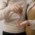 Acheter à deux sans être marié en Belgique : le guide complet 2026 Couple non marie tenant les cles de son logement apres avoir acheter a deux sans etre marie en Belgique - samen kopen zonder huwelijk