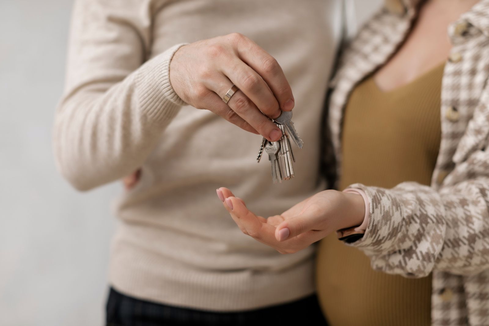 Couple non marie tenant les cles de son logement apres avoir acheter a deux sans etre marie en Belgique - samen kopen zonder huwelijk