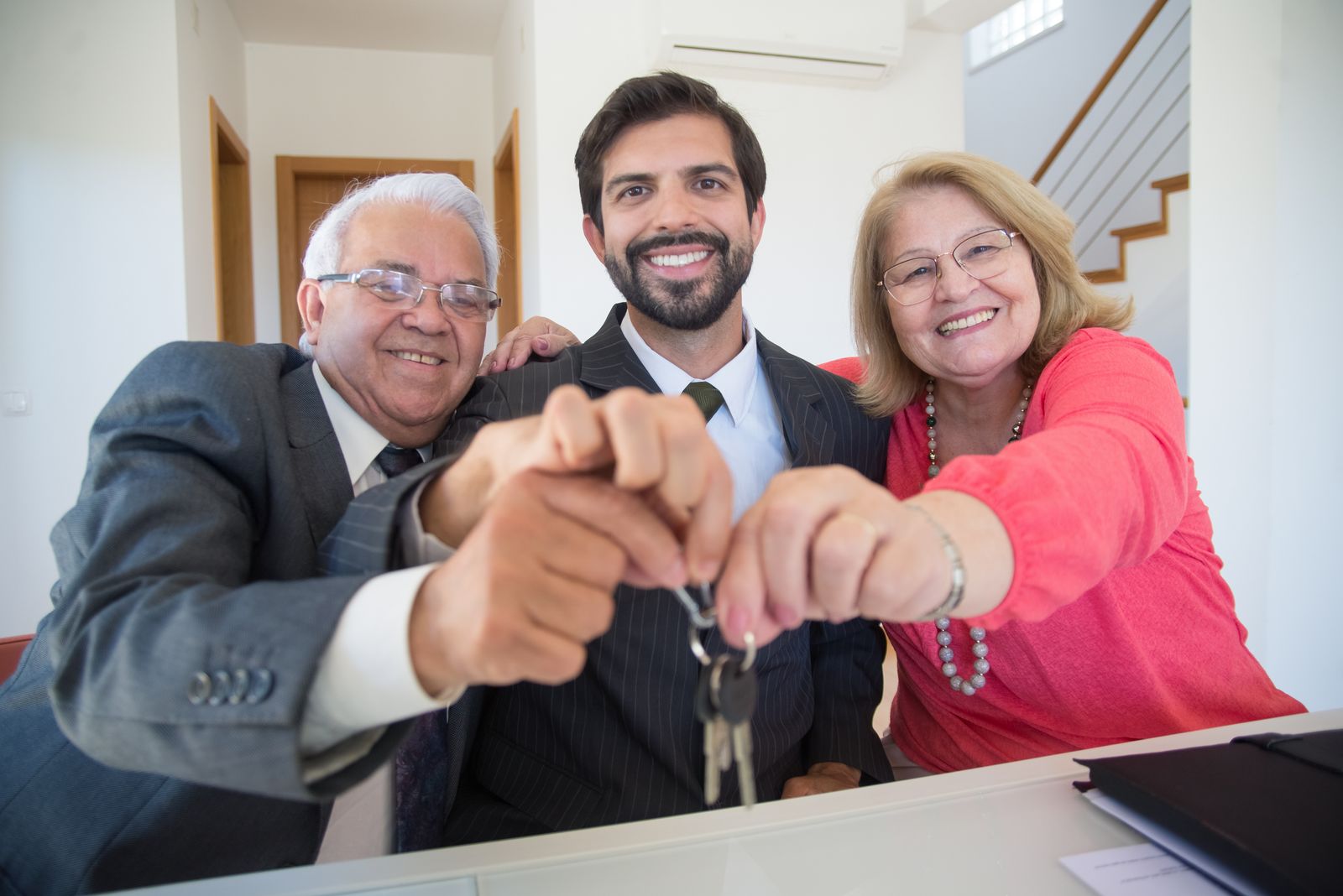 Acheter la maison de ses parents en Belgique : parents remettant les cles du bien familial - Het huis van je ouders kopen in Belgie
