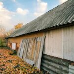 Asbestattest in Belgie: verplichtingen 2026 per gewest Attestation amiante : toiture et plaques ondulees en fibrociment amiante sur un batiment ancien en Belgique / asbestattest: vezelcement golfplaten met asbest