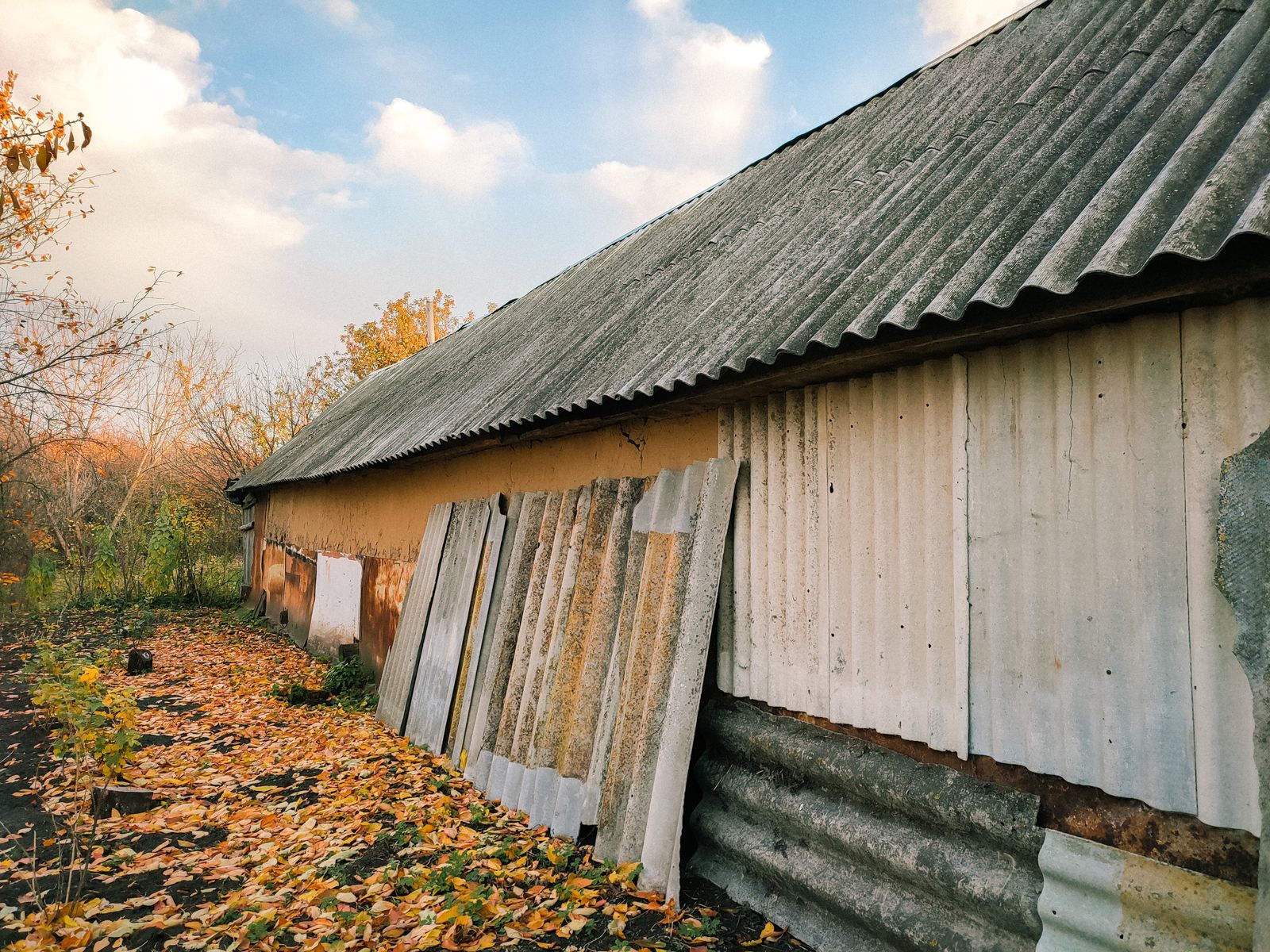 Attestation amiante : toiture et plaques ondulees en fibrociment amiante sur un batiment ancien en Belgique / asbestattest: vezelcement golfplaten met asbest