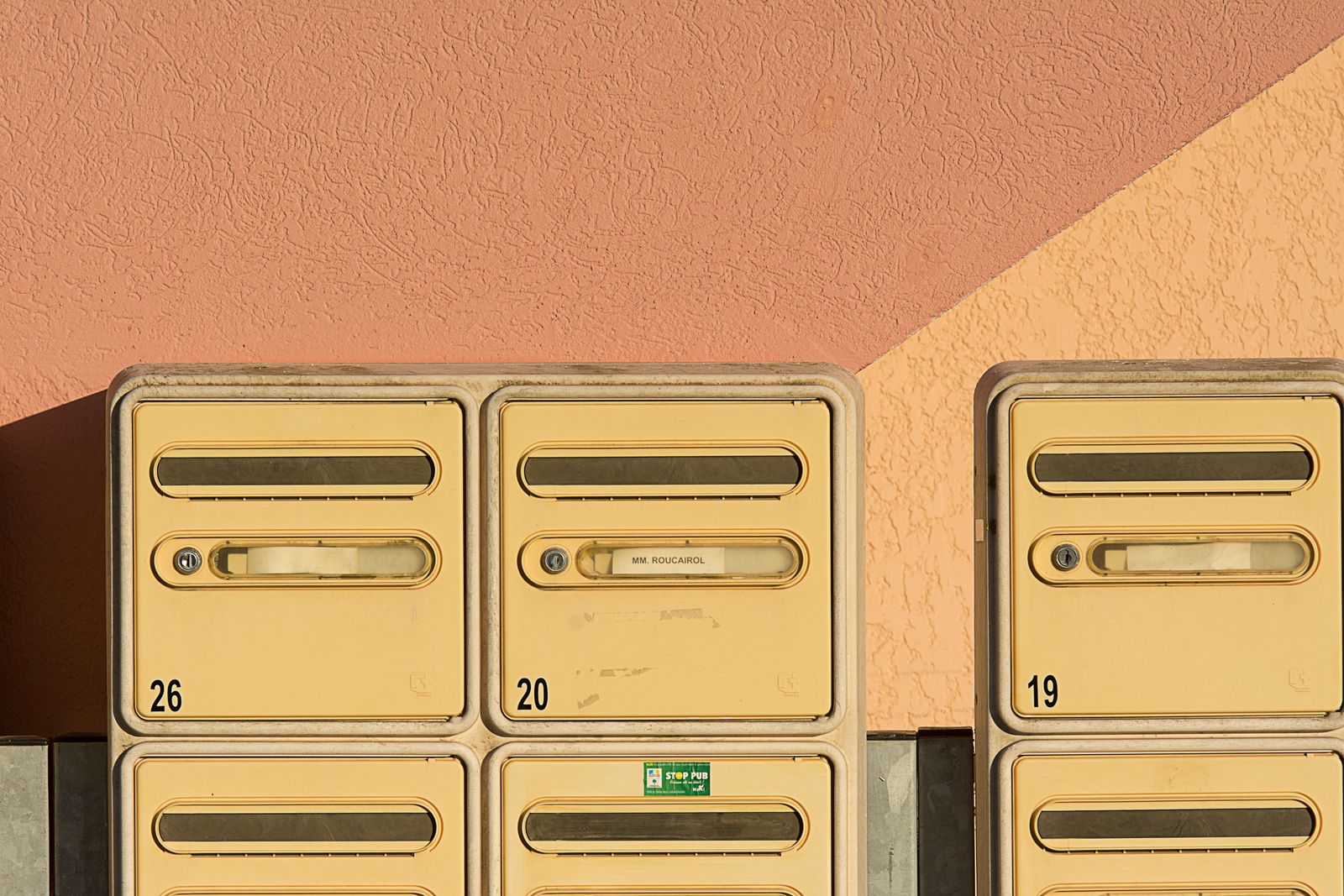 Domiciliation locataire en Belgique : nom sur la boite aux lettres d un immeuble a appartements / Domiciliering huurder Belgie: naam op de brievenbus