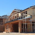 Garantie décennale en Belgique : chantier de construction d une maison avec échafaudages / Tienjarige aansprakelijkheid in België: bouwwerf van een woning met stellingen