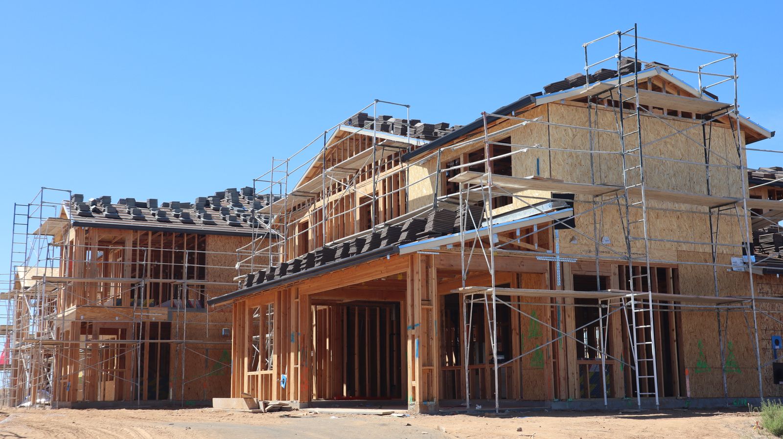 Garantie décennale en Belgique : chantier de construction d une maison avec échafaudages / Tienjarige aansprakelijkheid in België: bouwwerf van een woning met stellingen
