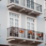 Hauteur garde-corps de balcons en acier sur une façade / Hoogte borstwering van stalen balkons