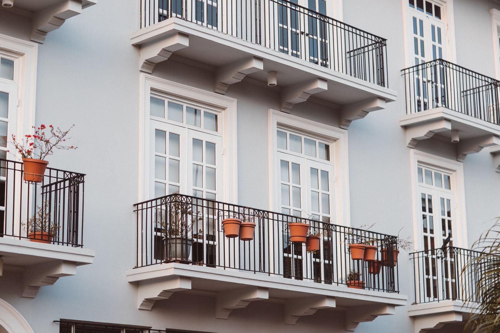 Hauteur garde-corps de balcons en acier sur une façade / Hoogte borstwering van stalen balkons