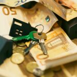 Allocation de loyer en Belgique : billets en euros, clés et maison miniature / Huurpremie in België