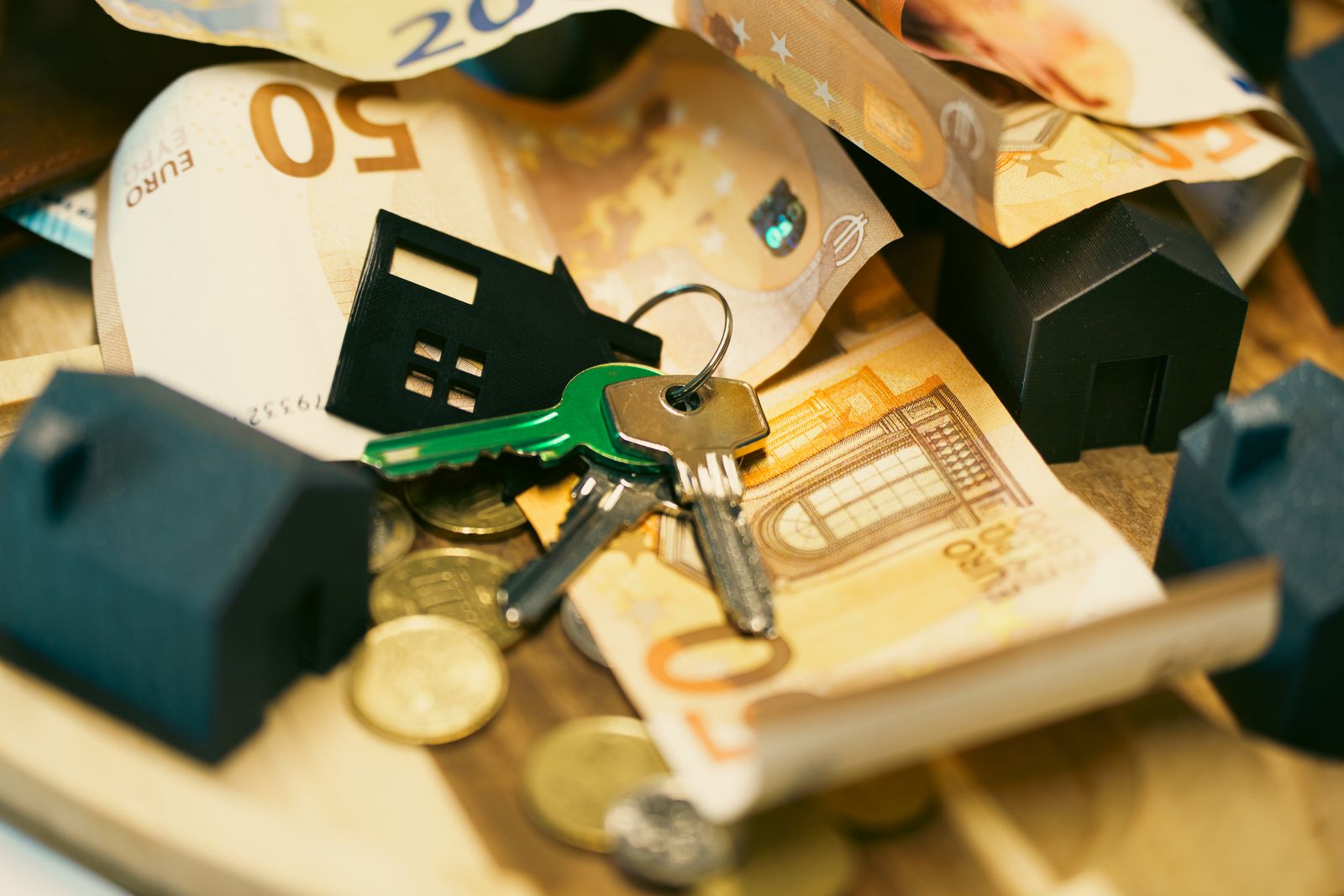 Allocation de loyer en Belgique : billets en euros, clés et maison miniature / Huurpremie in België