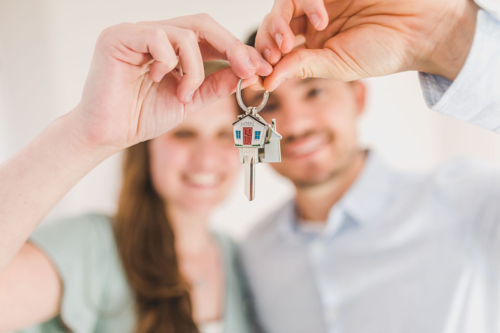 Clause d'accroissement : couple montrant la clé de sa maison achetée à deux en Belgique / Beding van aanwas bij een gezamenlijke woningaankoop