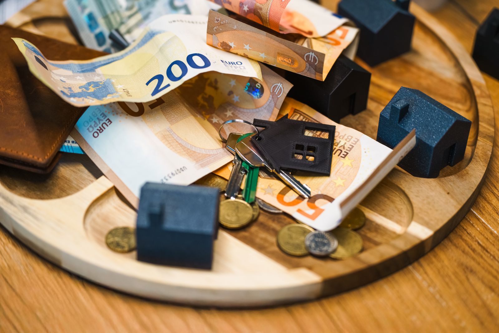 Déduction fiscale prêt hypothécaire en Belgique : clés, billets en euros et maisons miniatures / Fiscale aftrek hypothecaire lening in België
