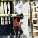 Entreprise de rénovation en Wallonie : ouvrier sur un chantier de rénovation de façade