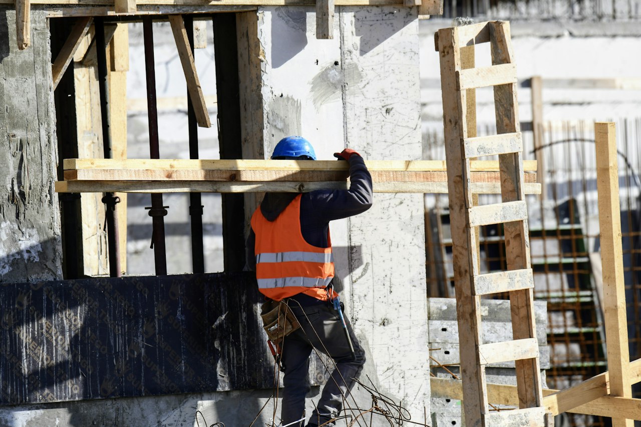 Entreprise de rénovation en Wallonie : ouvrier sur un chantier de rénovation de façade