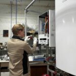 Entretien chaudière locataire : qui paie et à quelle fréquence en 2026 ? Entretien chaudière locataire : technicien contrôlant une chaudière au gaz / Onderhoud verwarmingsketel huurder